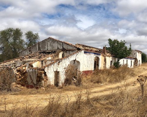 230717085311-04-rundown-portugal-farmhouse-renovated